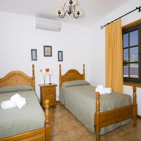 Puerto Del Carmen Sleeps 6 Pool Wifi T691346 Vila